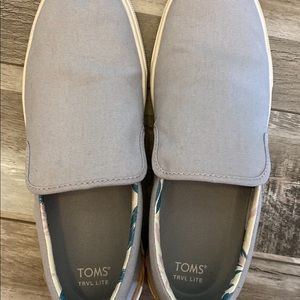 Toms Size 8.5 Slip on womens shoes, GUC, light Grey